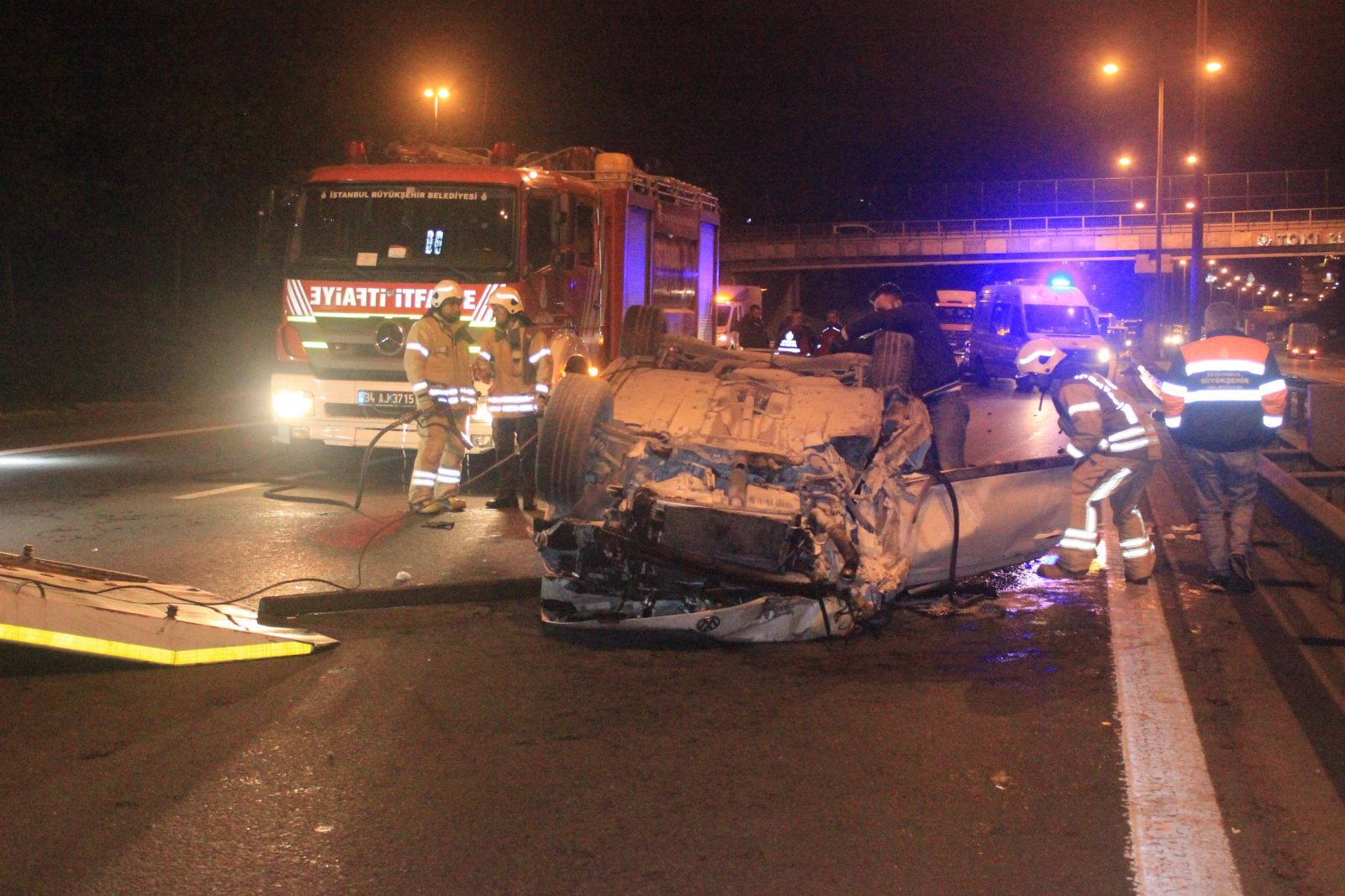 TEM’de korkunç kaza! Otomobil kamyona arkadan çarparak takla attı: 2 ölü, 1 yaralı