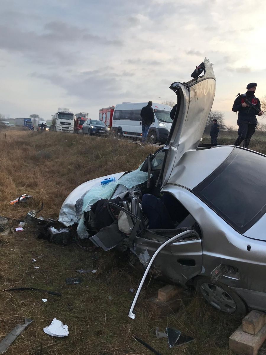 Feci kaza! Kafa kafaya çarpıştılar: 1 ölü, 4 yaralı