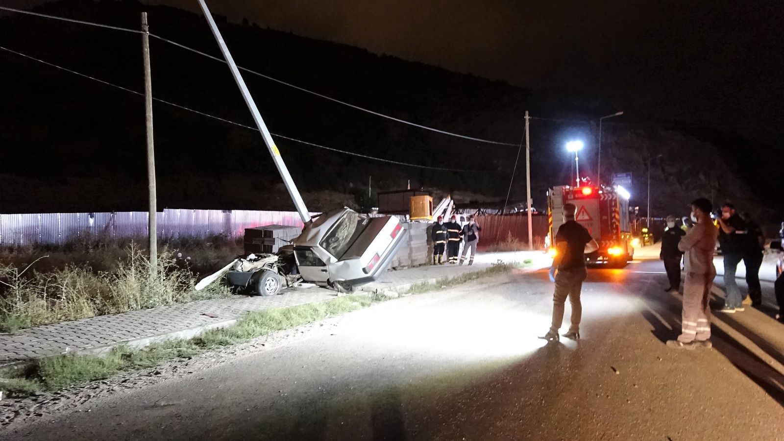 Feci kaza! Otomobili ile aydınlatma direğine çarpan sürücü hayatını kaybetti