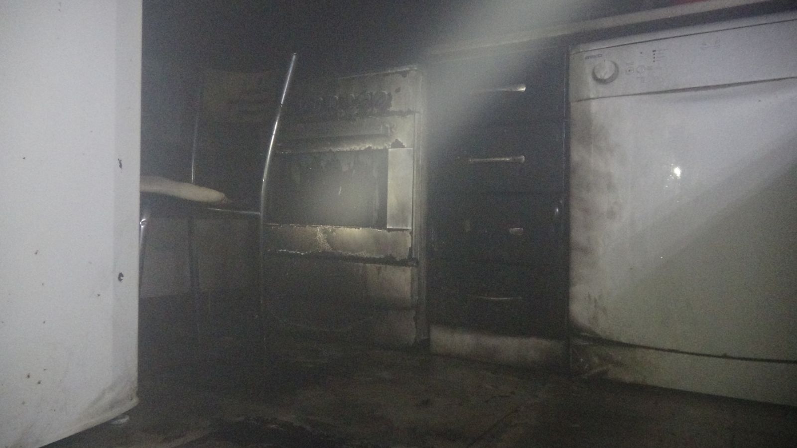 Üst katındaki tadilat sesine kızdı benzin döküp oturduğu evi yaktı