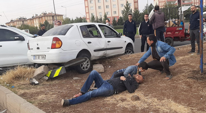 Kaza sonucu aracın altında kaldı, babasının elini bir an olsun bırakmadı