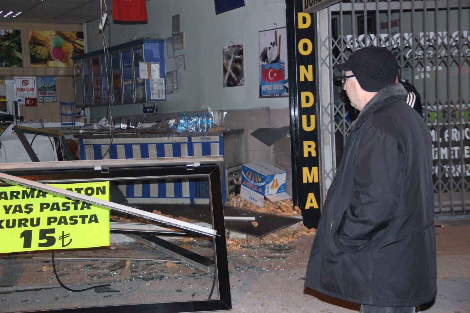 Otomobili ile dükkana girdi: 'Ne kazasıya kaza olmadı ki' dedi