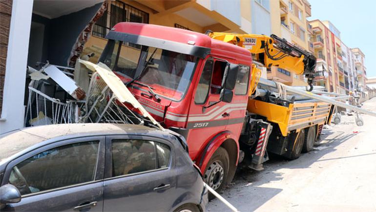 El freni çekilmeyen vinç sokağı savaş alanına çevirdi