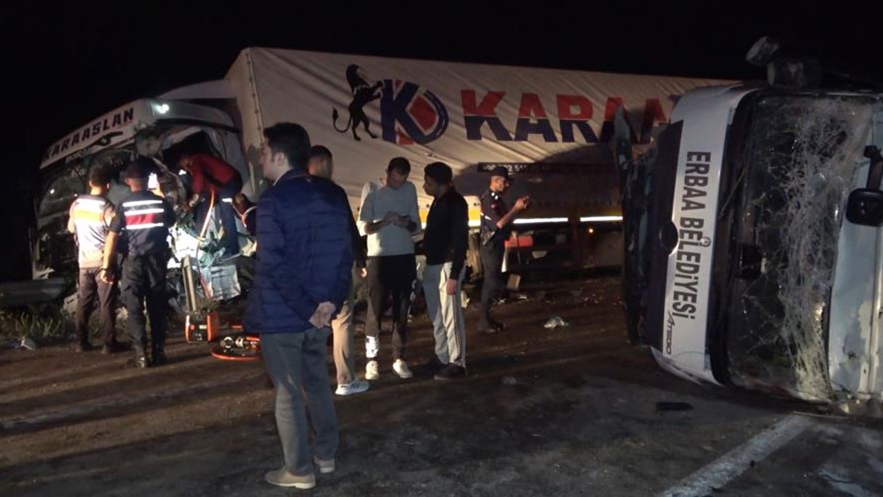 Tır ile kamyon kafa kafaya çarpıştı: Baba öldü, oğlu yaralandı