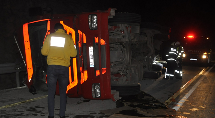 Kamyon bariyerlere çarparak devrildi: 1 yaralı