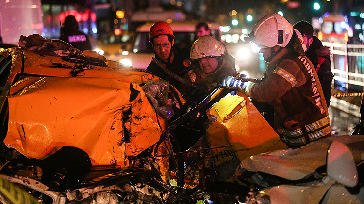 Beşiktaş’ta iki otomobil çarpıştı: 1 ölü, 2 yaralı