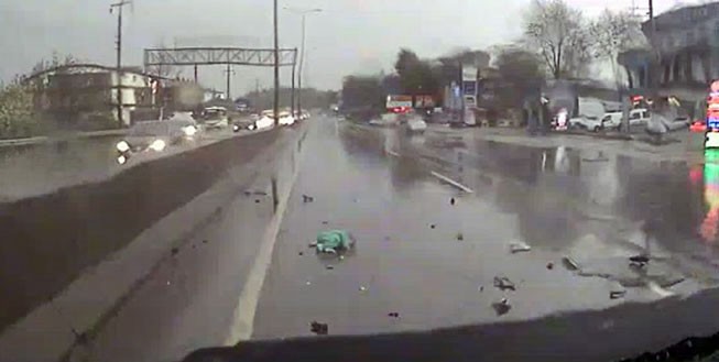 Kaza yapan kamyonetteki bebek yola böyle fırladı