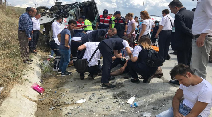 Kuzey Marmara Otoyolu'nda midibüs devrildi; çok sayıda kişi yaralandı