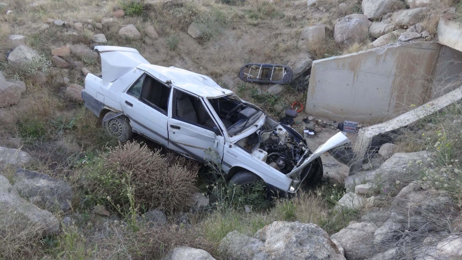 Feci kaza! Otomobil 6 metrelik menfeze uçtu: 1 ölü