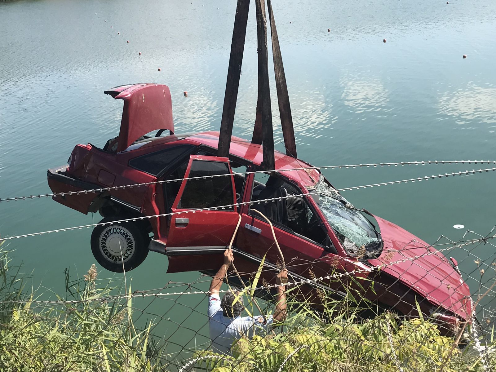 Köpeğe çarpmamak için direksiyonu kırınca canından oldu