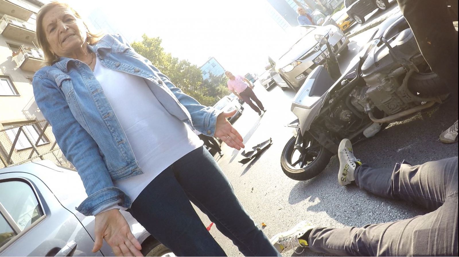 İstanbul’da 'kasap et, koyun can derdinde' dedirten kaza: Yaralanan gençle değil arabasıyla ilgilendi