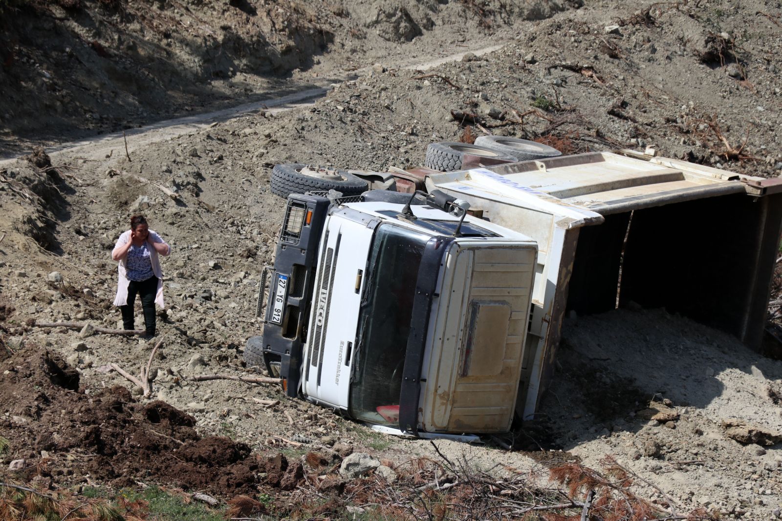 Feci kaza! Üzerine kullandığı kamyon devrildi