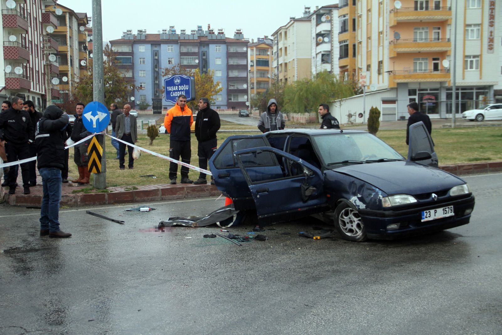 Feci kaza! Otomobil direğe çarptı, anne baba yaralandı, çocukları hayatını kaybetti!