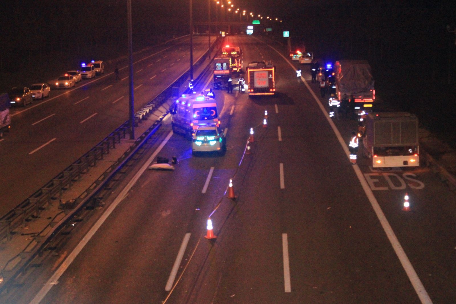 TEM’de korkunç kaza! Otomobil kamyona arkadan çarparak takla attı: 2 ölü, 1 yaralı