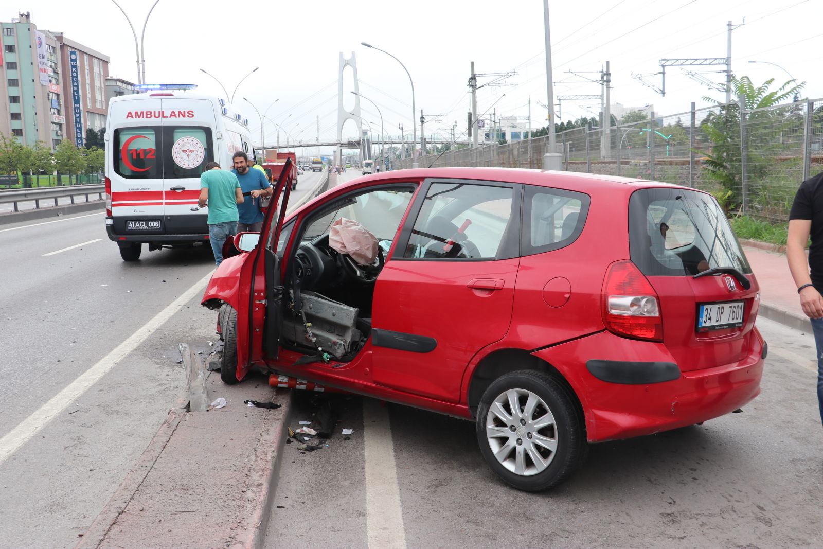Kocaeli’de otomobil bariyerlere saplandı: 2 kişi yaralı