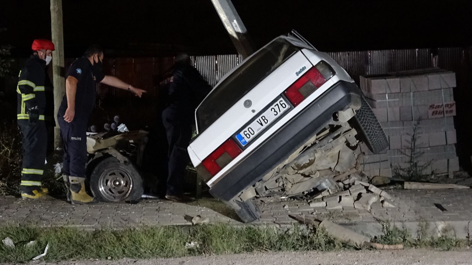 Feci kaza! Otomobili ile aydınlatma direğine çarpan sürücü hayatını kaybetti