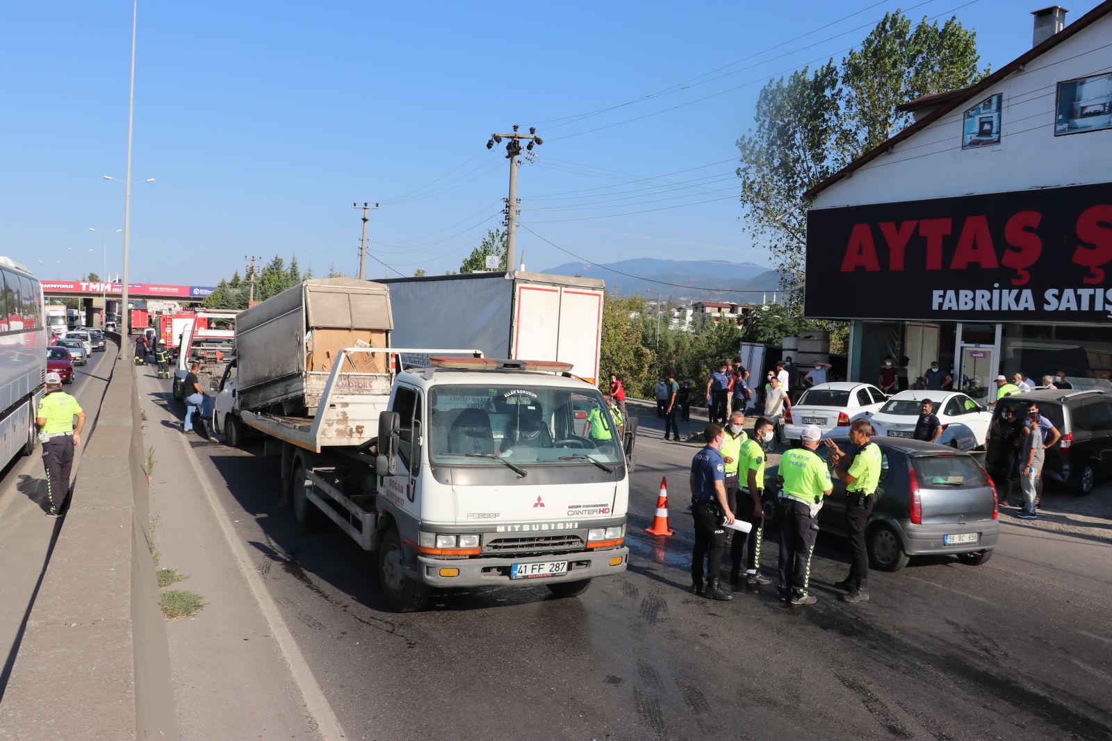 Yol savaş alanına döndü! 11 araç birbirine girdi: Yaralılar var
