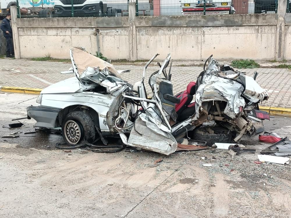 İki tırın arasında kaldı: 1 ölü