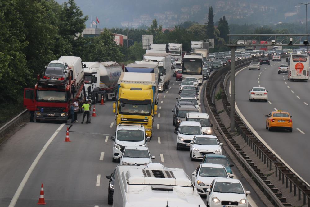 TEM'de zincirleme kaza! 15 araç birbirine girdi: Yaralılar var