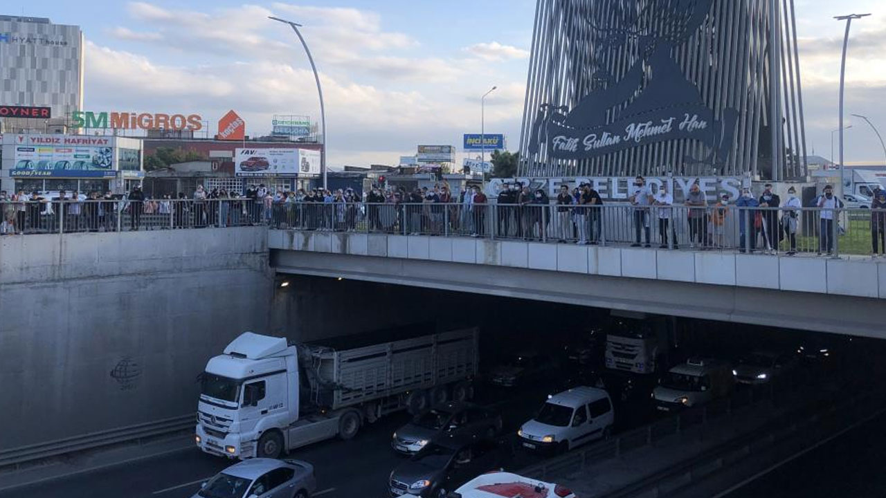 D-100’de feci kaza! 13 yaşındaki çocuk araca sıkıştı