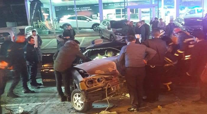 Kamyonetle otomobil çarpıştı: 3 yaralı