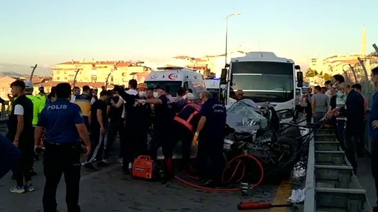 Servis aracı ile otomobil çarpıştı: 5 ölü