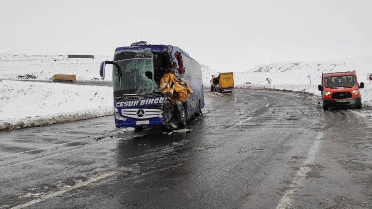 Yolcu otobüsü tırla çarpıştı: Ölü ve yaralılar var
