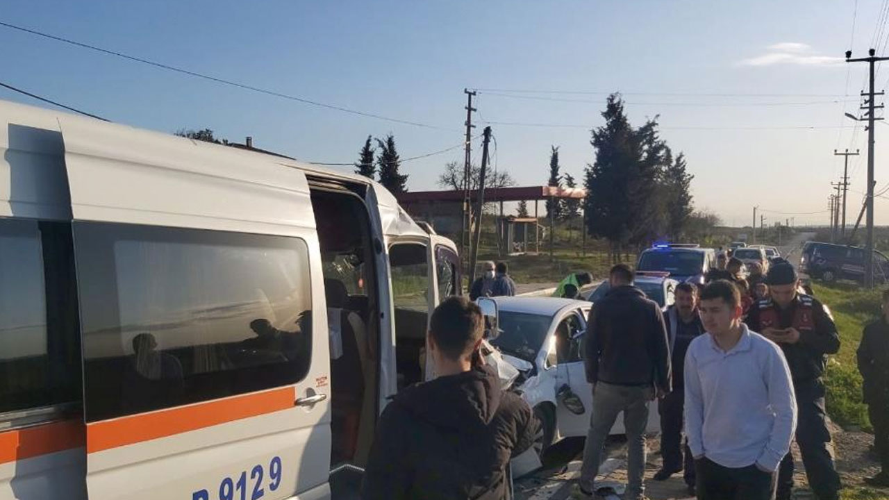 Otomobil işçi servisine ok gibi saplandı: Yaralılar var