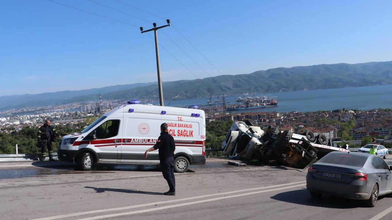 Feci kaza! Freni tutmayan çekici, üzerindeki iş makinesiyle birlikte devrildi