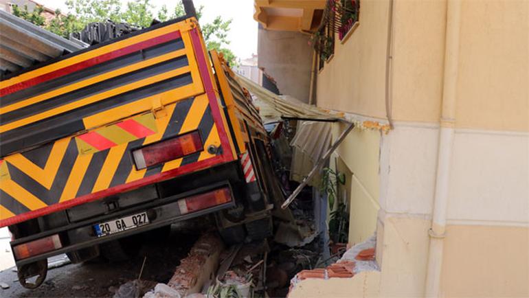 El freni çekilmeyen vinç sokağı savaş alanına çevirdi