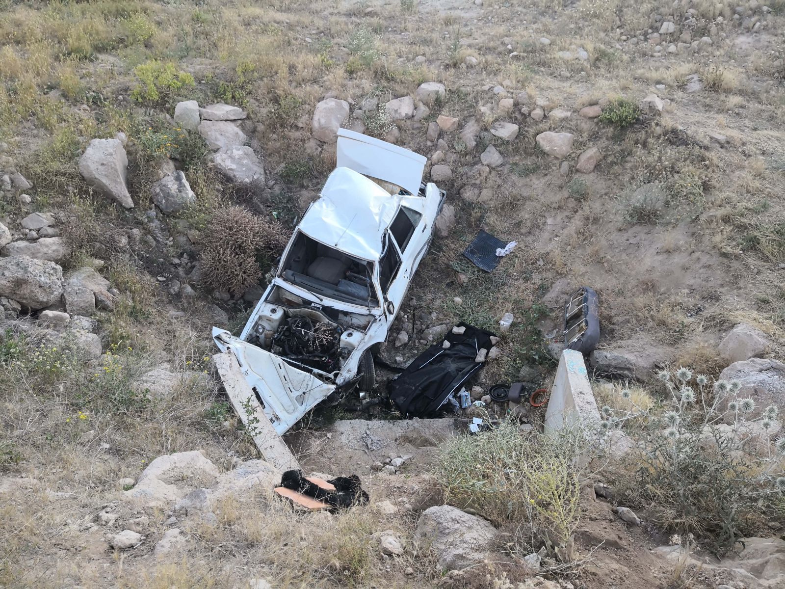 Feci kaza! Otomobil 6 metrelik menfeze uçtu: 1 ölü