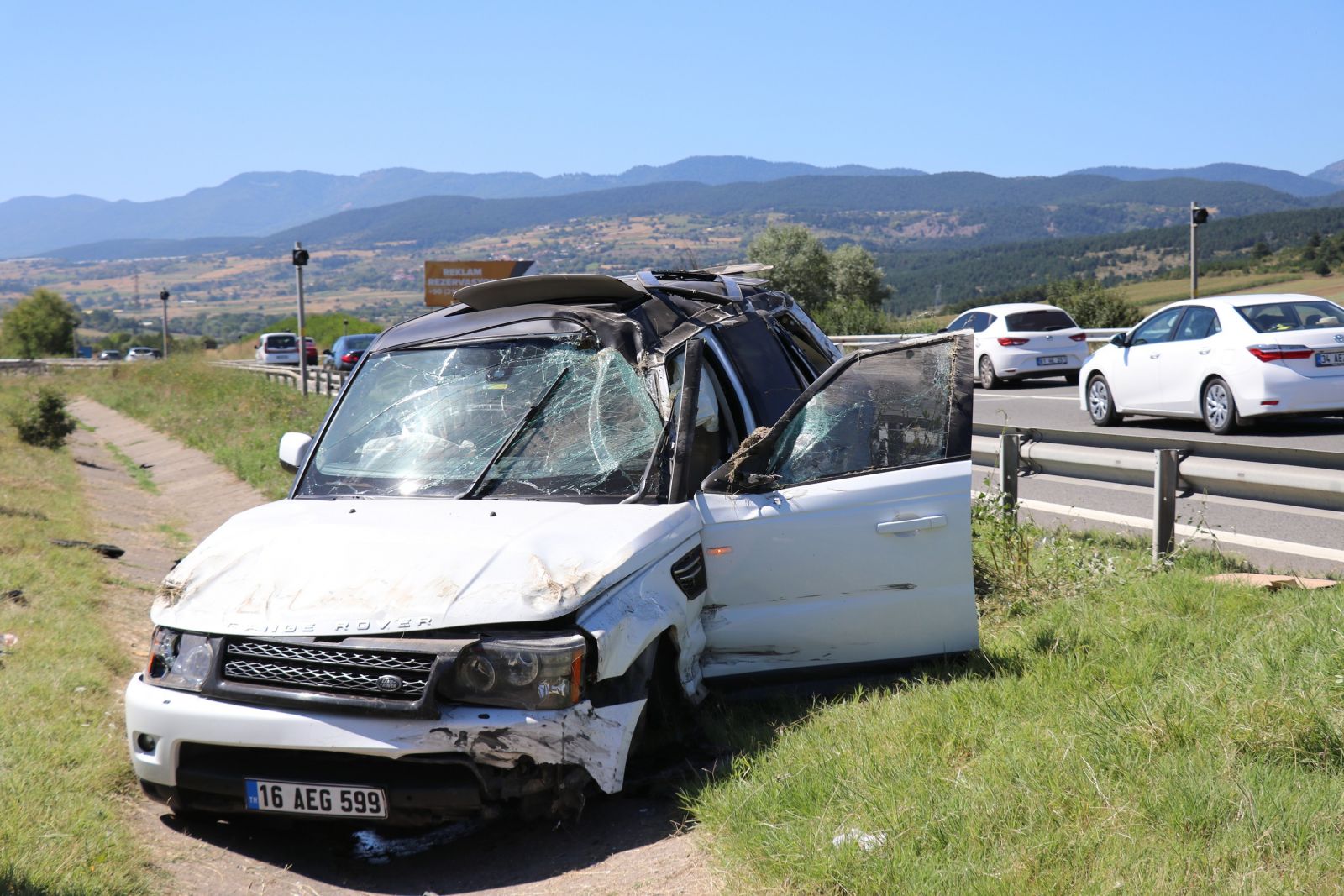 TEM’de bariyerlere çarpan lüks cip refüje uçtu: 4 yaralı
