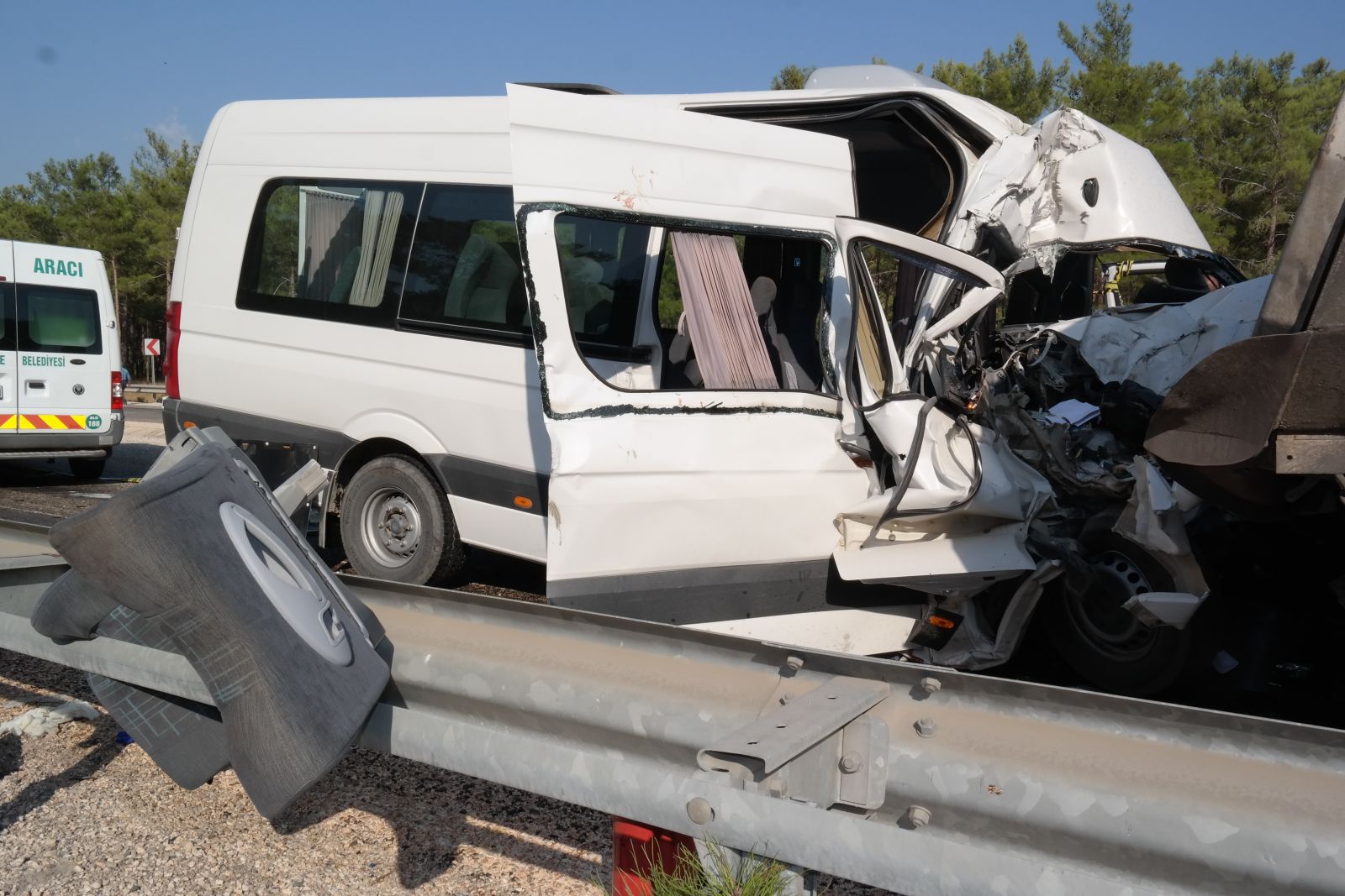 Silifke'de feci kaza... Rus mühendisleri taşıyan minibüs kaza yaptı: 2 ölü, 11 yaralı