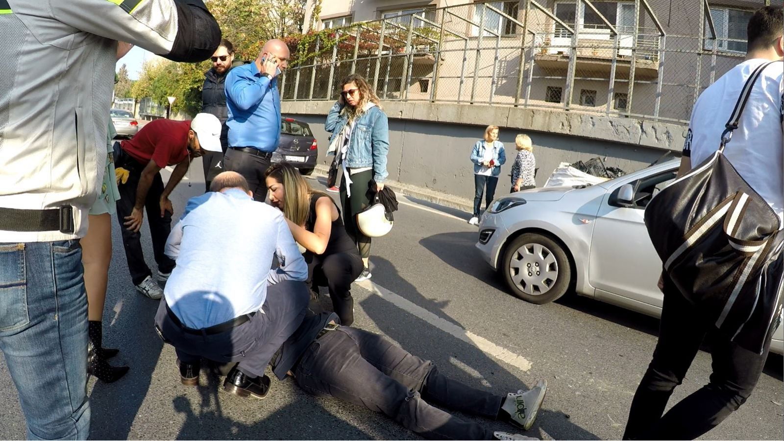 İstanbul’da 'kasap et, koyun can derdinde' dedirten kaza: Yaralanan gençle değil arabasıyla ilgilendi