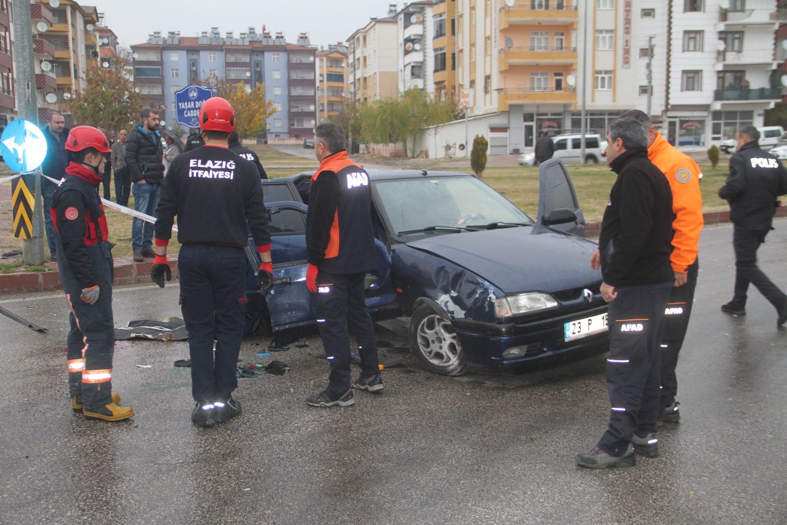 Feci kaza! Otomobil direğe çarptı, anne baba yaralandı, çocukları hayatını kaybetti!