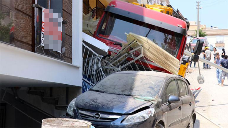 El freni çekilmeyen vinç sokağı savaş alanına çevirdi