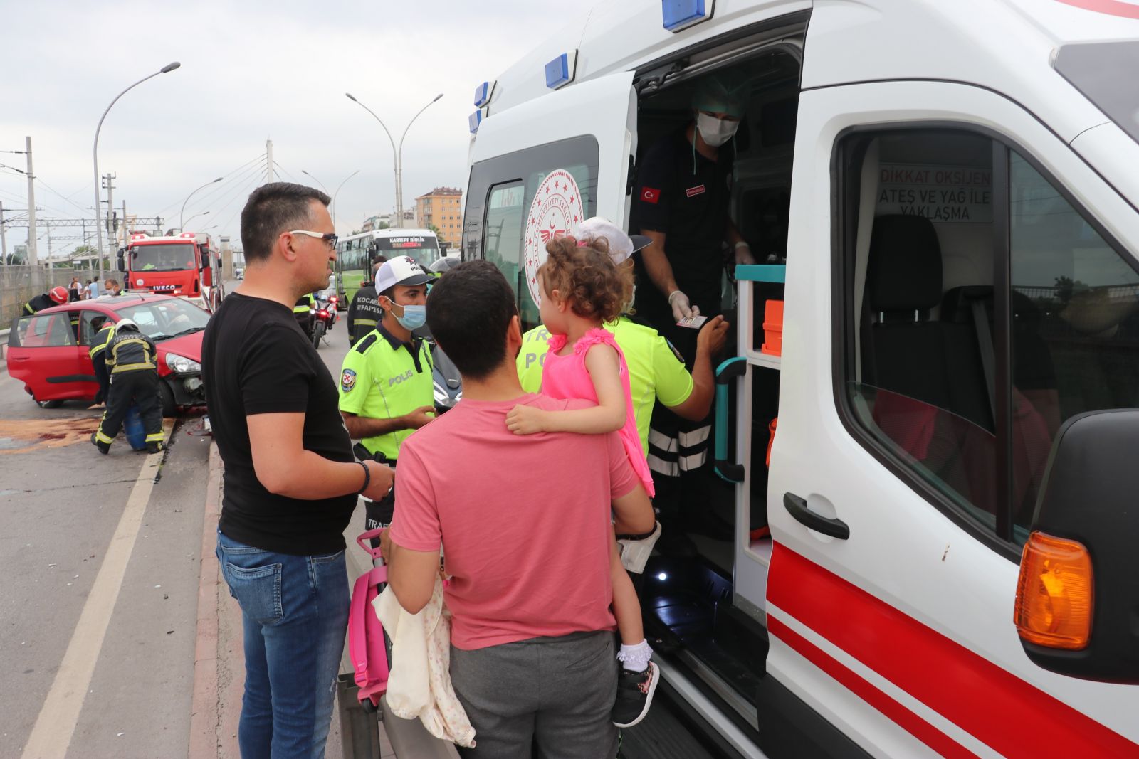 Kocaeli’de otomobil bariyerlere saplandı: 2 kişi yaralı