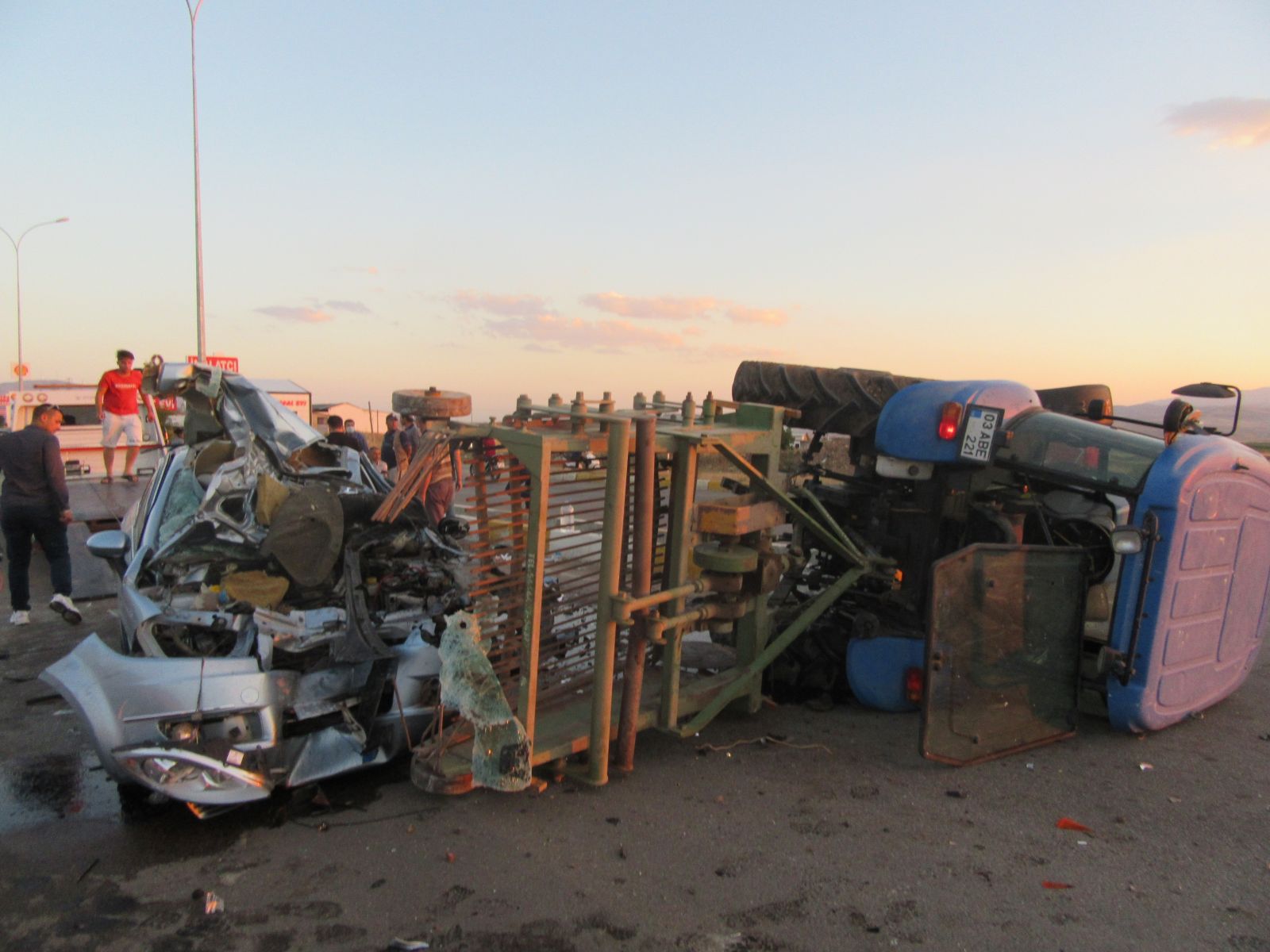 Zincirleme trafik kazasında ortalık savaş alanına döndü: 4 yaralı