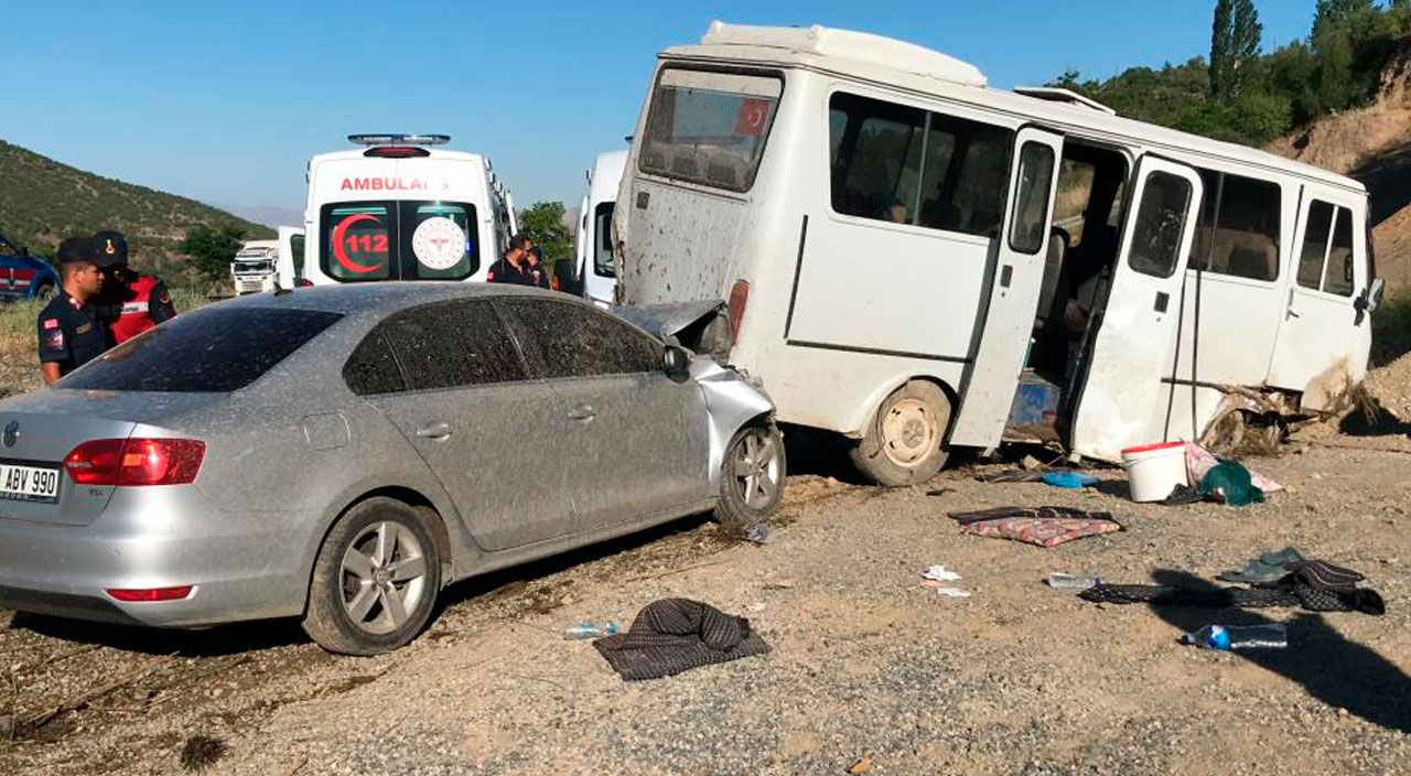 Elazığ'da feci kaza: İki araç birden şarampole sürüklendi 1'i ağır 17 kişi yaralı