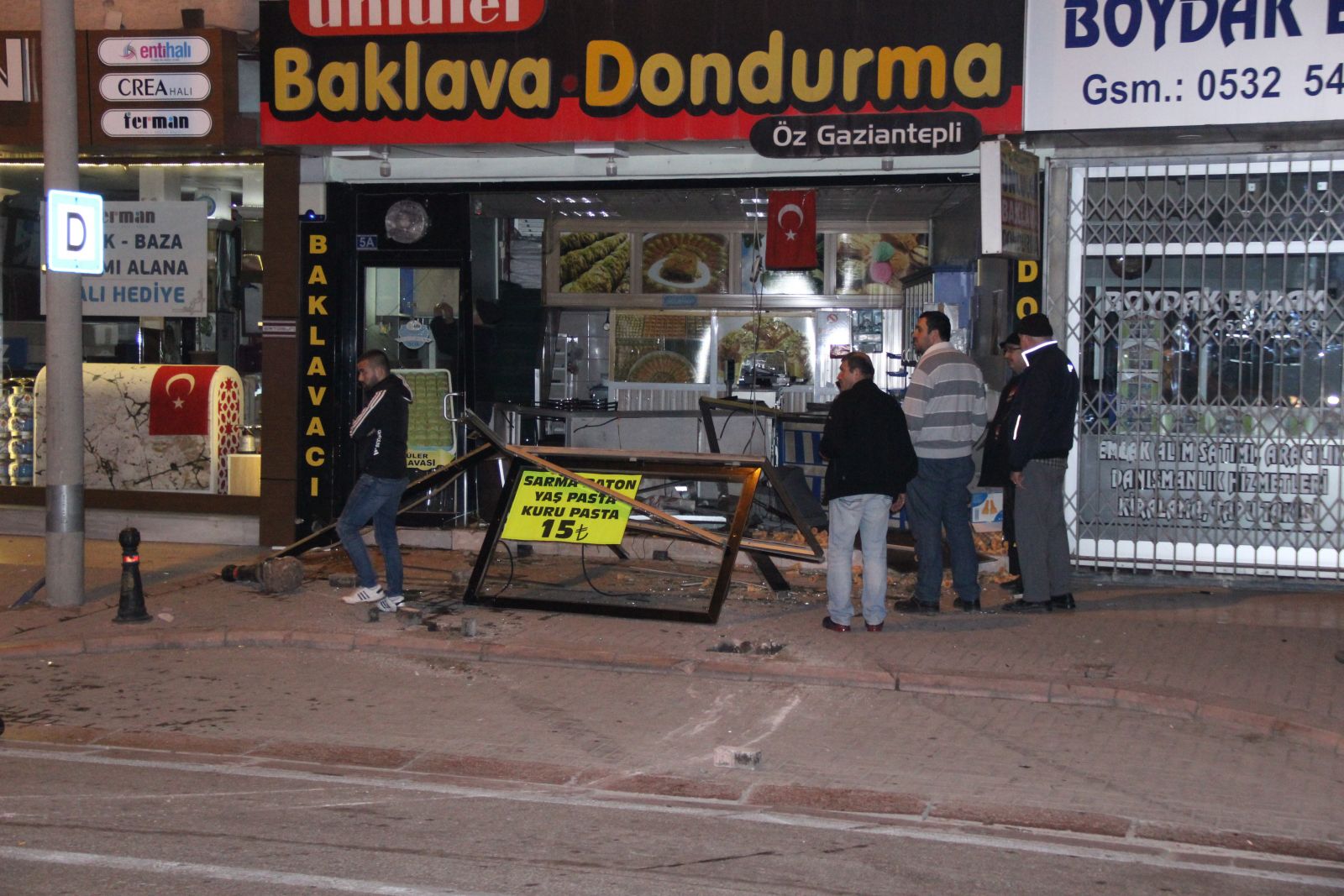 Otomobili ile dükkana girdi: 'Ne kazasıya kaza olmadı ki' dedi