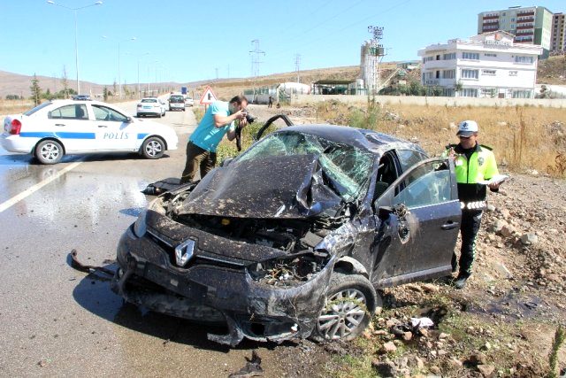 Eşini birliğine teslim edip dönen kadın, kazada çocuğu ile hayatını kaybetti