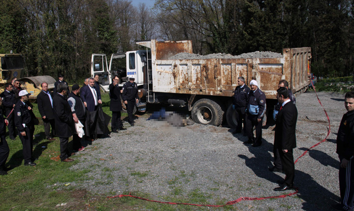 Durdurmak istediği kamyonun altında kalarak öldü!
