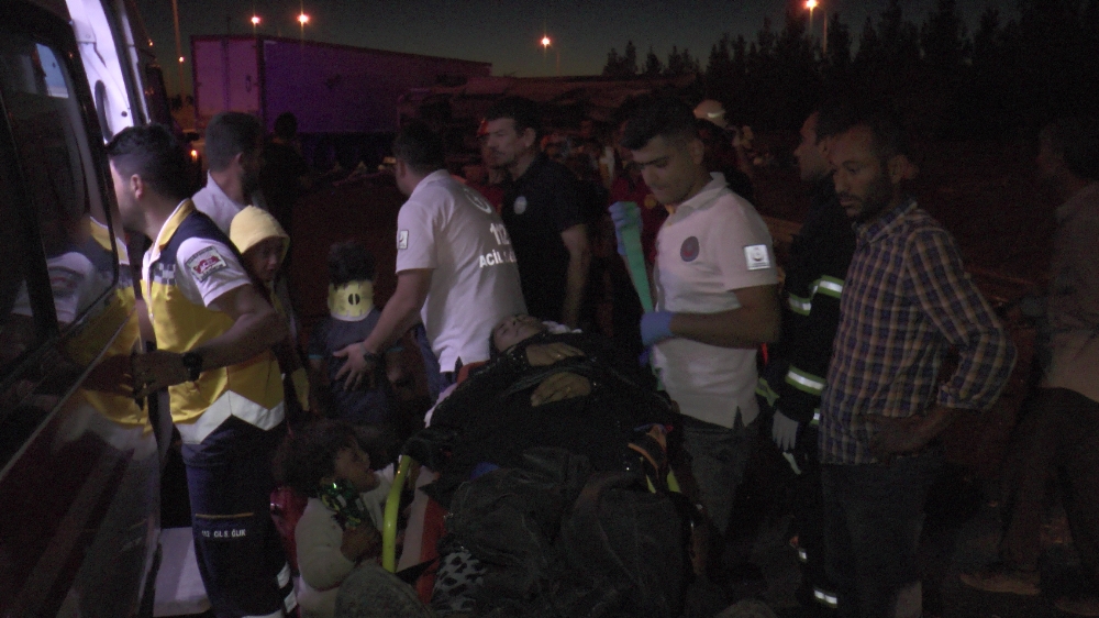 Suriyelileri kampa götüren otobüs devrildi: 31 yaralı