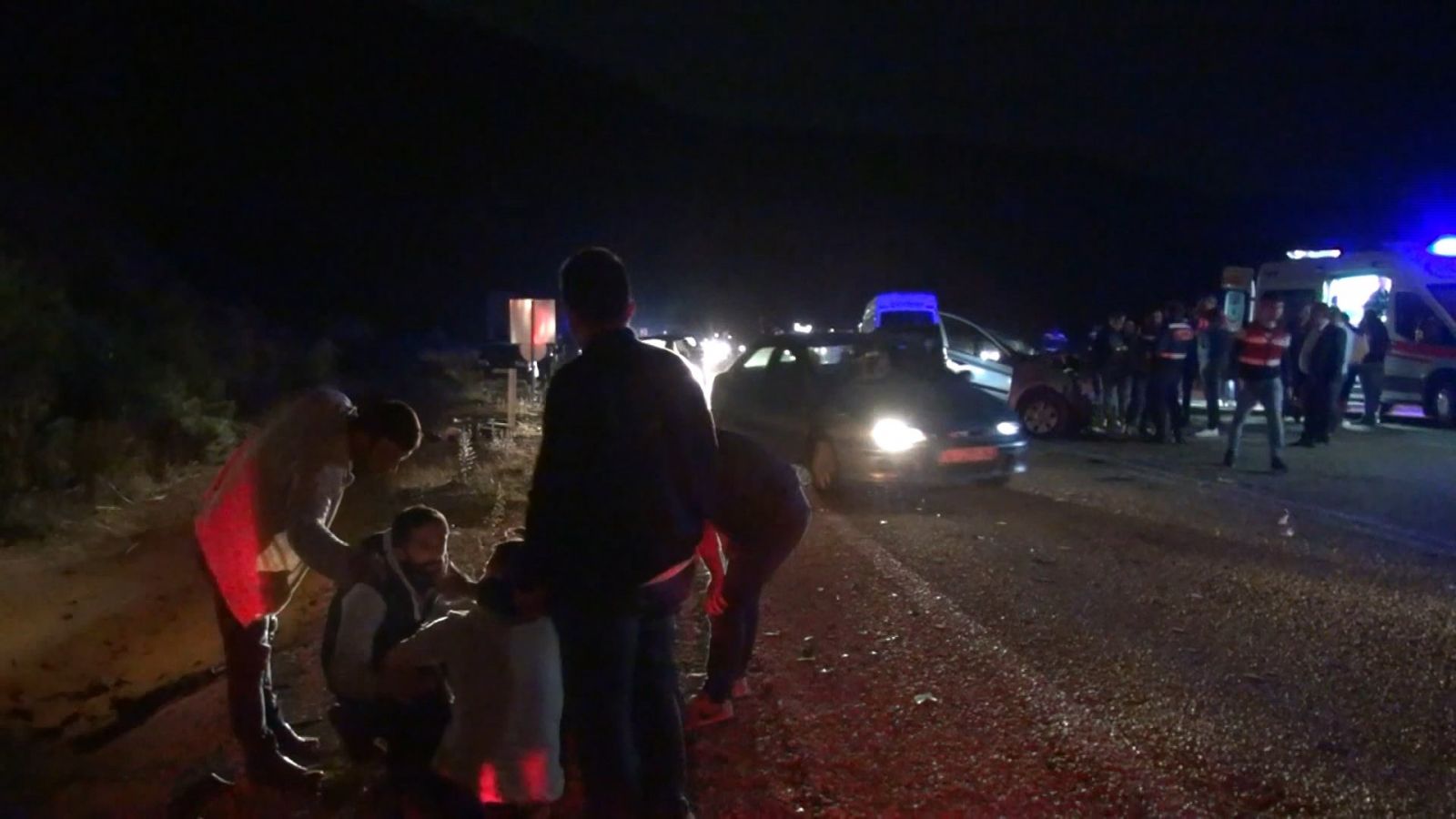 Feci kaza... Minibüs ile otomobil kafa kafaya çarpıştı: 1 ölü, 20 yaralı Feci kaza... Minibüs ile otomobil kafa kafaya çarpıştı: 1 ölü, 20 yaralı