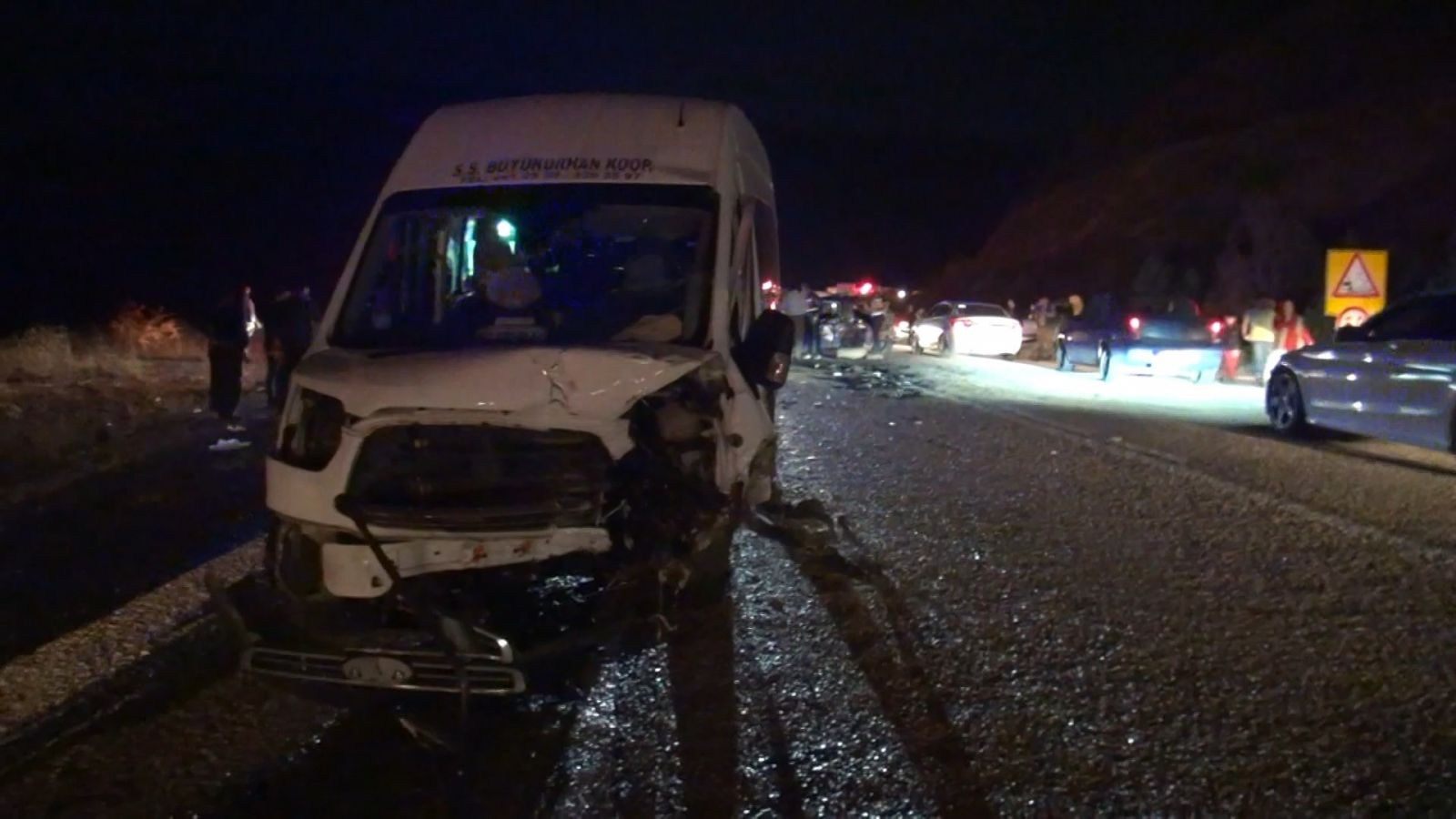 Feci kaza... Minibüs ile otomobil kafa kafaya çarpıştı: 1 ölü, 20 yaralı Feci kaza... Minibüs ile otomobil kafa kafaya çarpıştı: 1 ölü, 20 yaralı