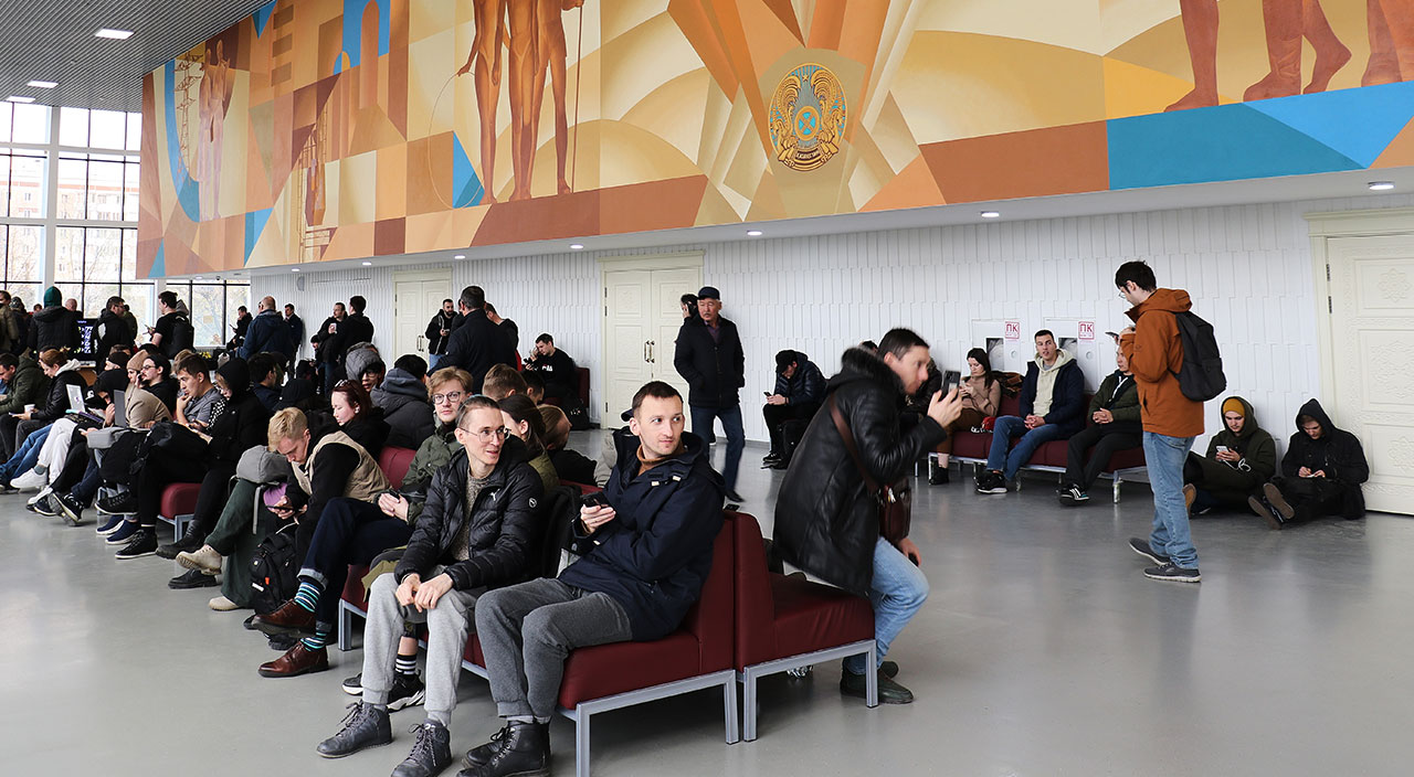 Saatlerce kuyrukta beklediler! Seferberlik kararı sonrası Ruslar Kazakistan'a akın etti