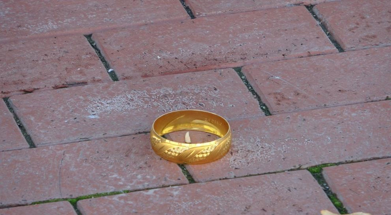 Soyguncu kuyumcudaki imitasyon altınları bile çaldı