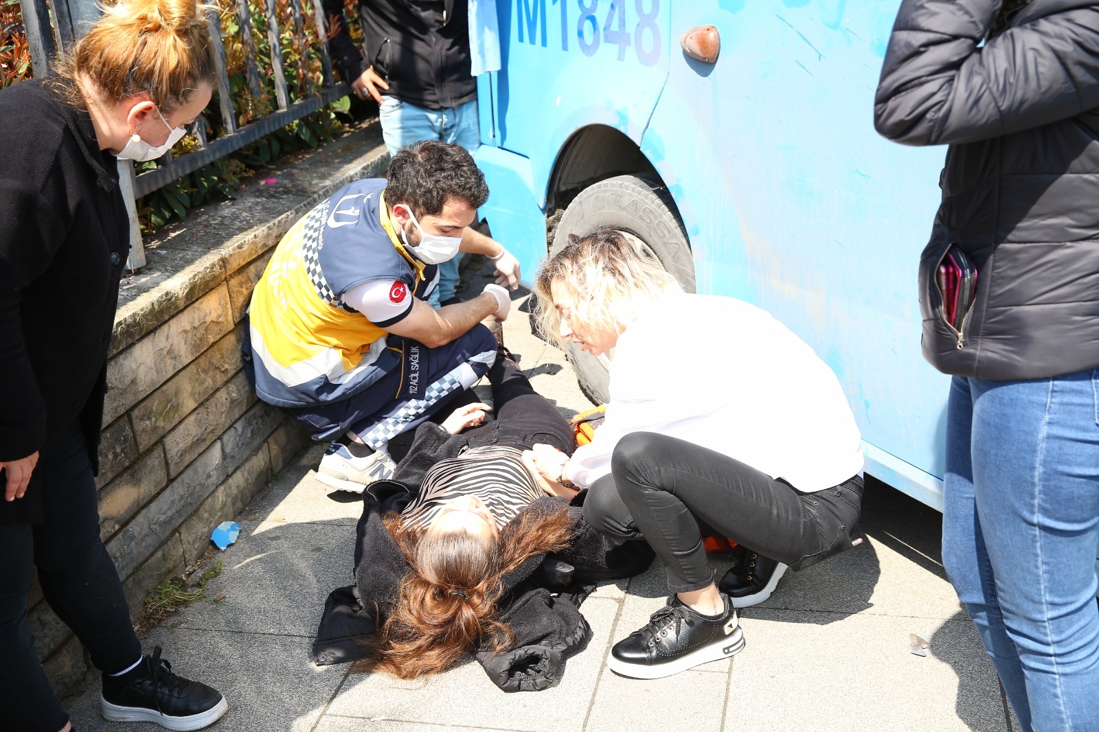 Minibüs kaldırıma çıktı: İki belediye çalışanını ezdi