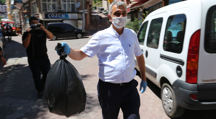 Evden yayılan koku ekipleri harekete geçirdi, içeriden çıkan şoke etti!