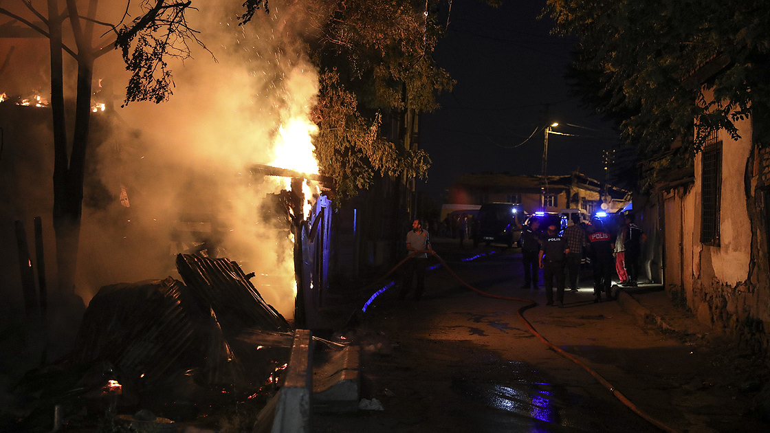 Beslediği kediler yaşlı adamı yangından son anda kurtardı
